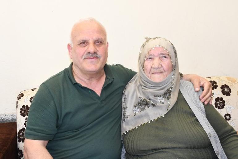 Yaşını tahmin etmeniz çok zor Makbule Ninenin doğum tarihini duyanlar şaşkına dönüyor... | Sağlık çalışanları doğum günü sürprizi yaptı