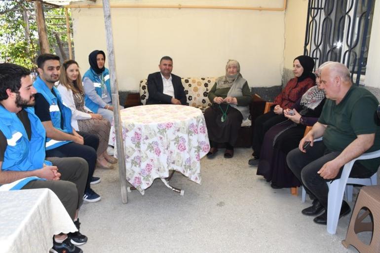 Yaşını tahmin etmeniz çok zor Makbule Ninenin doğum tarihini duyanlar şaşkına dönüyor... | Sağlık çalışanları doğum günü sürprizi yaptı