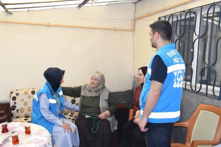 Yaşını tahmin etmeniz çok zor Makbule Ninenin doğum tarihini duyanlar şaşkına dönüyor... | Sağlık çalışanları doğum günü sürprizi yaptı