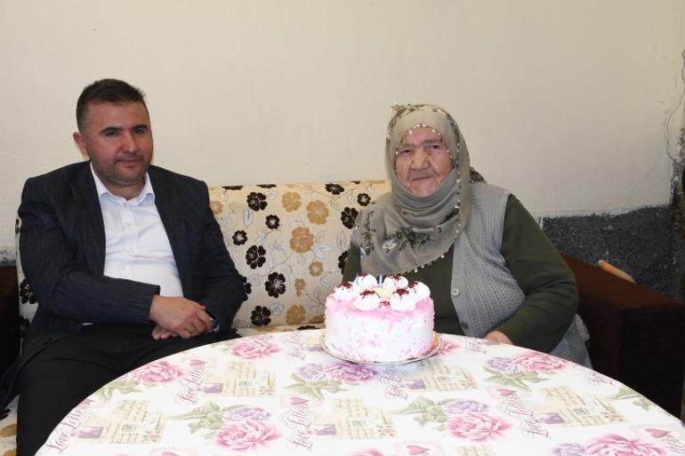 Yaşını tahmin etmeniz çok zor Makbule Ninenin doğum tarihini duyanlar şaşkına dönüyor... | Sağlık çalışanları doğum günü sürprizi yaptı