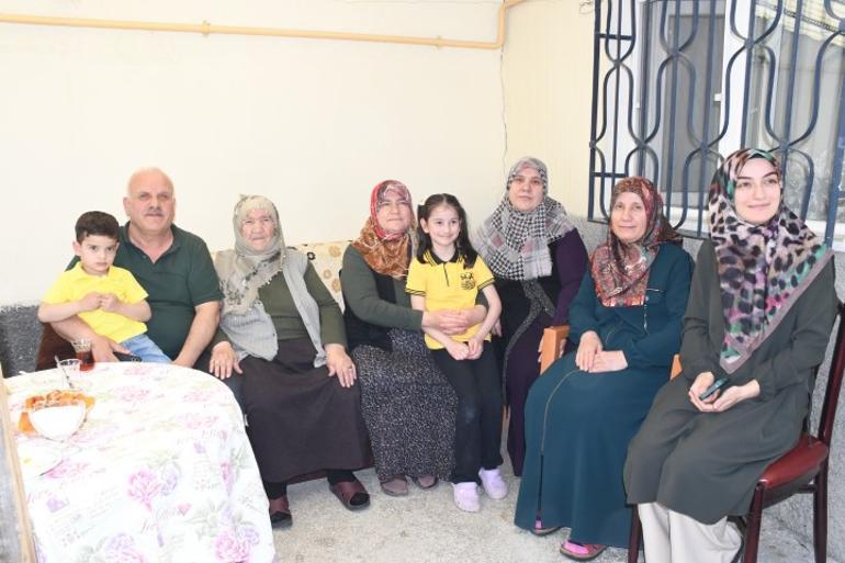 Yaşını tahmin etmeniz çok zor Makbule Ninenin doğum tarihini duyanlar şaşkına dönüyor... | Sağlık çalışanları doğum günü sürprizi yaptı