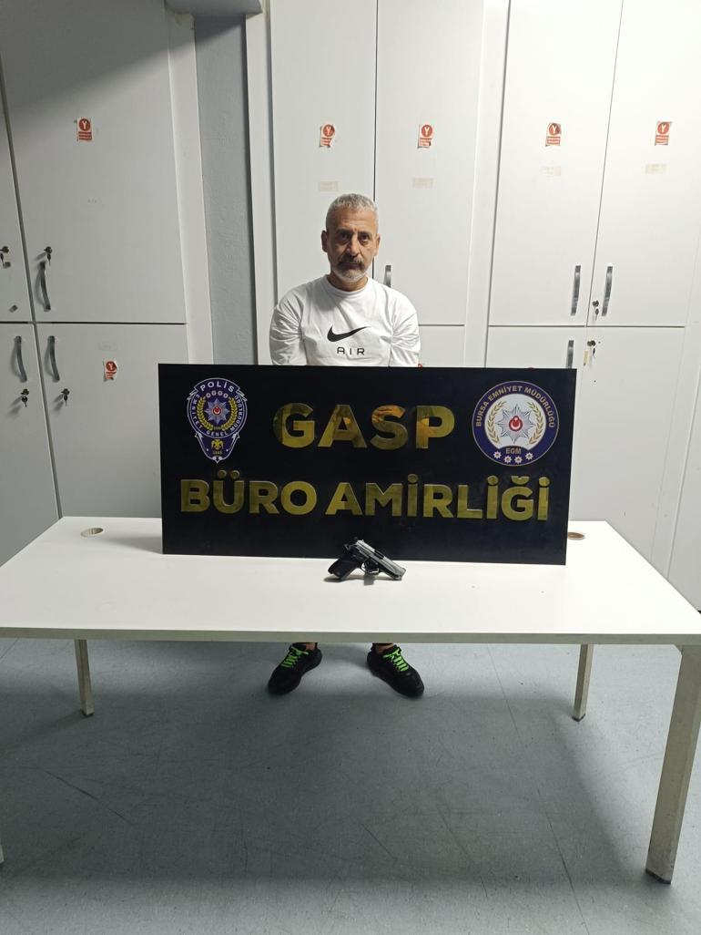  Taksiciyi silahla tehdit etti
