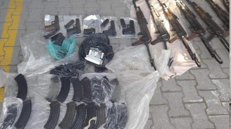 Polis memurunun aracından cephanelik çıktı