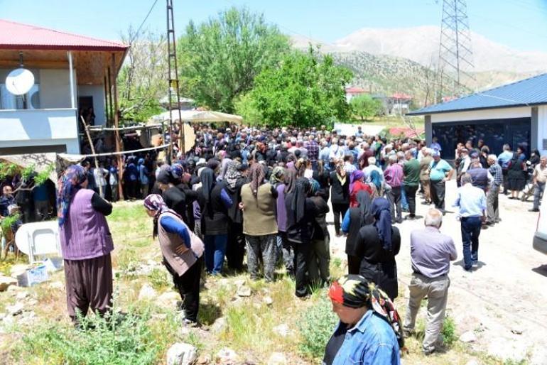 17 yaşındaki Hasan Fransada baltayla katledildi Memleketi yasa boğuldu... Acılı anneden yürek yakan sözler
