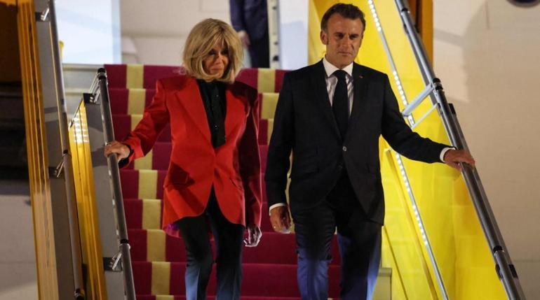 Macron eşinden tokat mı yedi Dünya gündemine oturan görüntüler