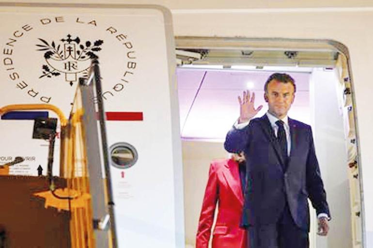 Macron çifti kameraya yakalandı... Tokat mı şaka mı