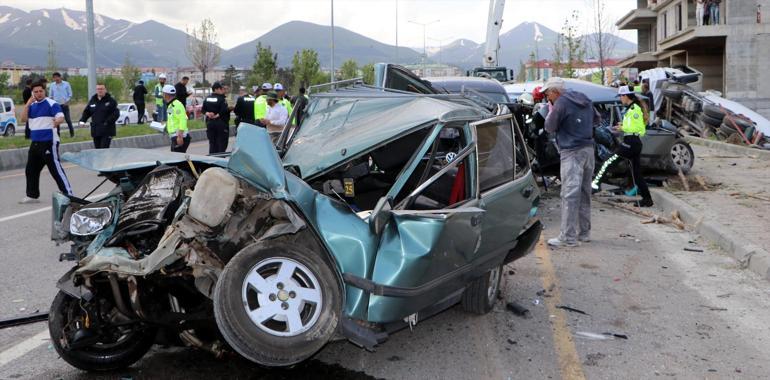 Erzurumda beton mikseri 8 araca çarparak devrildi