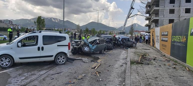 Erzurumda beton mikseri 8 araca çarparak devrildi