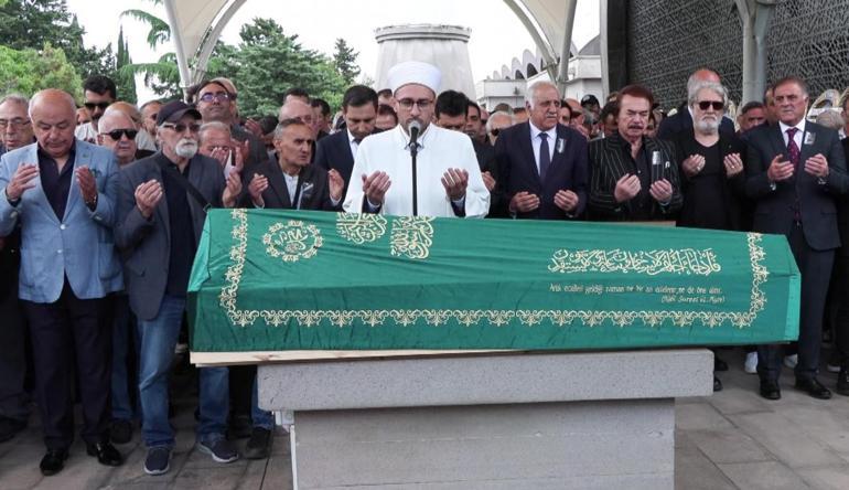 Müziğin Amcası İlhan Şeşene veda... Cenaze asansörde kaldı: İlhan Abi gitmek istemedi