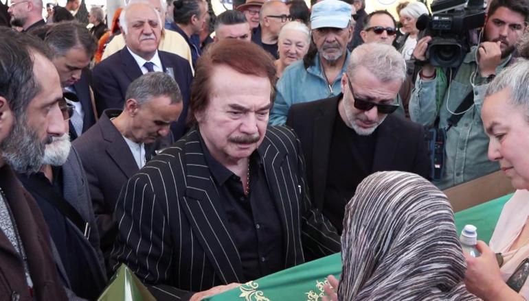 Müziğin Amcası İlhan Şeşene veda... Cenaze asansörde kaldı: İlhan Abi gitmek istemedi
