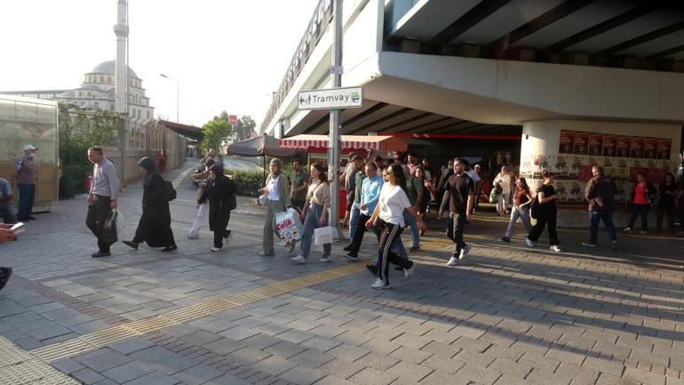 İzmir’de 23 bin işçi greve çıktı Otobüs duraklarında yoğunluk