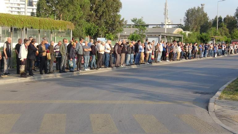 İzmir’de 23 bin işçi greve çıktı Otobüs duraklarında yoğunluk