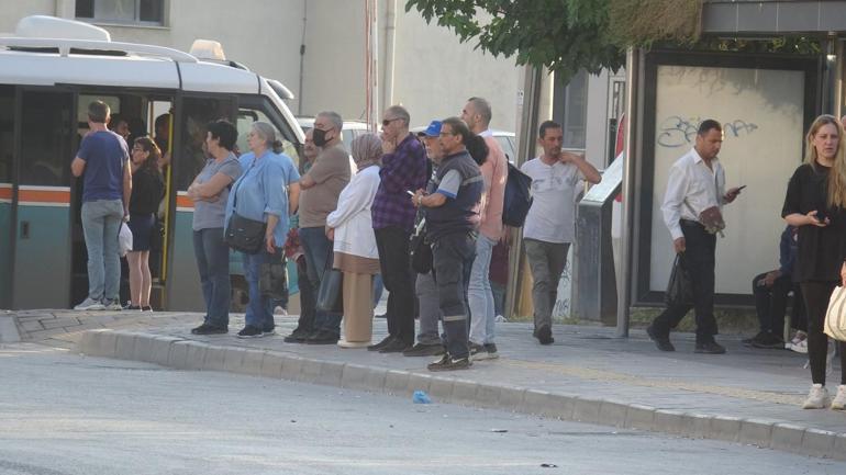 İzmir’de 23 bin işçi greve çıktı Otobüs duraklarında yoğunluk