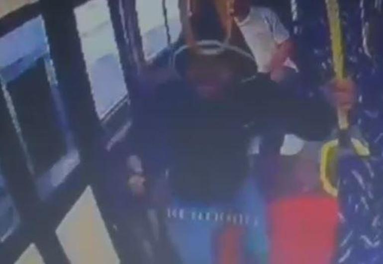 Adanada bindiği dolmuştan ateş edip dükkanın önünde oturan husumetlisini vurdu