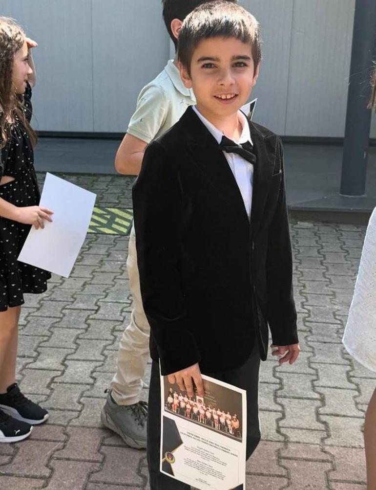 Ünlü oyuncunun oğlu mezun oldu... Seninle gurur duyuyorum evlat