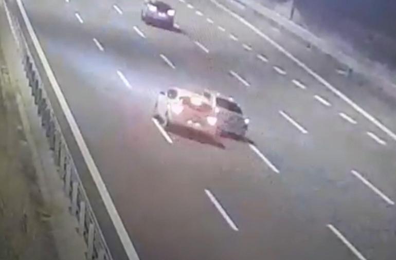 Takla atan otomobilden yola fırladı Dehşet anı kamerada