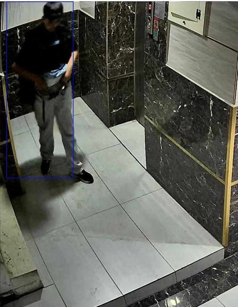Mersindeki iş hanında iğrenç olay Biri kamerayı kapattı diğeri asansör önünde ihtiyacını giderdi