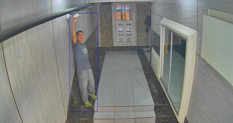 Mersindeki iş hanında iğrenç olay Biri kamerayı kapattı diğeri asansör önünde ihtiyacını giderdi