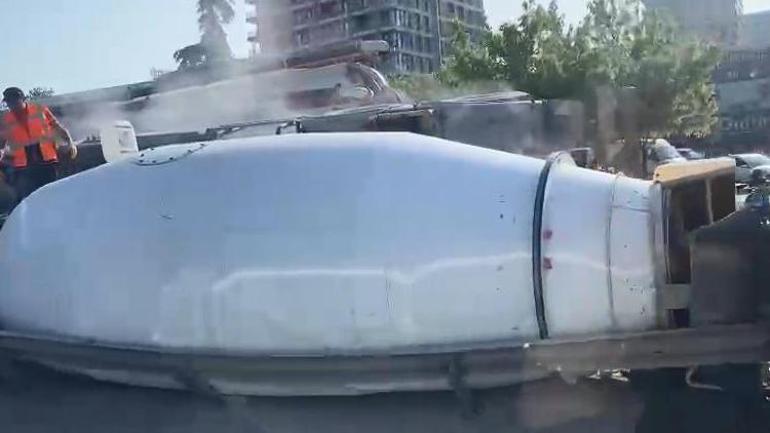 Küçükçekmecede beton mikseri devrildi
