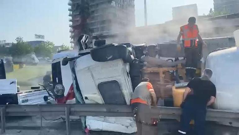 Küçükçekmecede beton mikseri devrildi