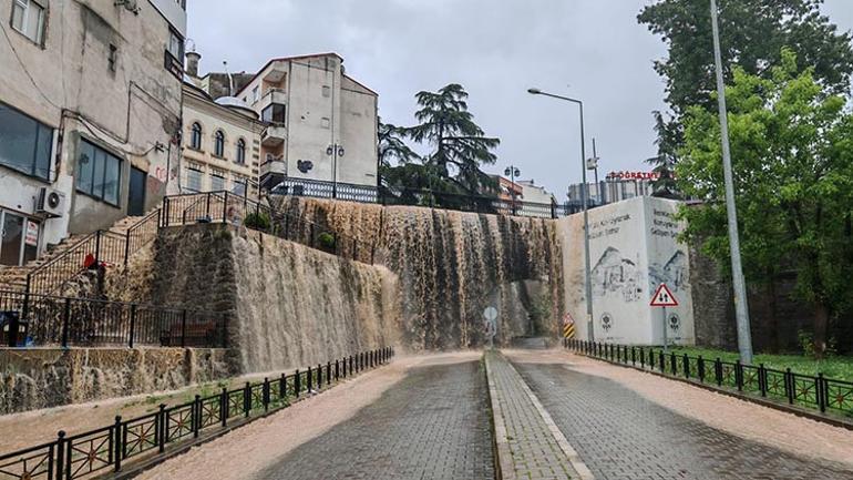 Trabzonda şiddetli yağış: Rögarlar taştı, yollar göle döndü
