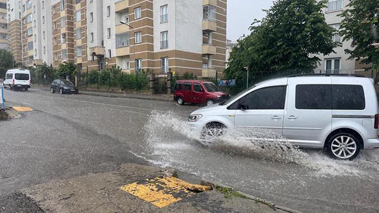 Trabzonda şiddetli yağış: Rögarlar taştı, yollar göle döndü