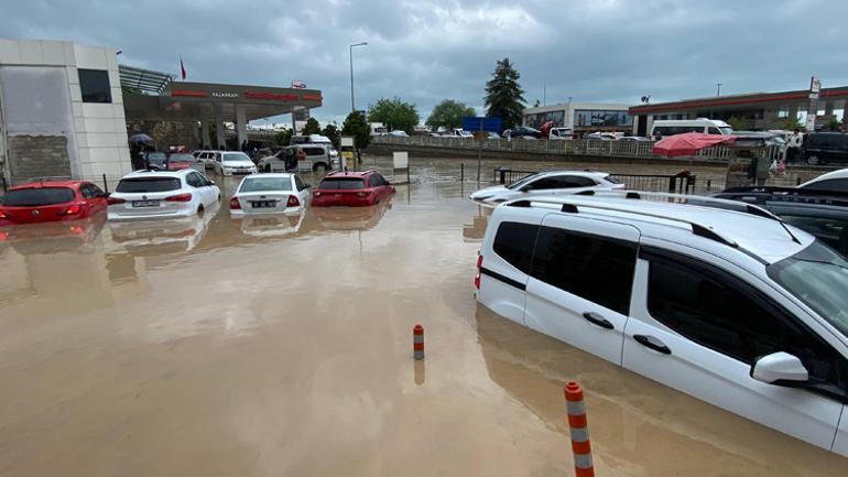 Trabzonda şiddetli yağış: Rögarlar taştı, yollar göle döndü