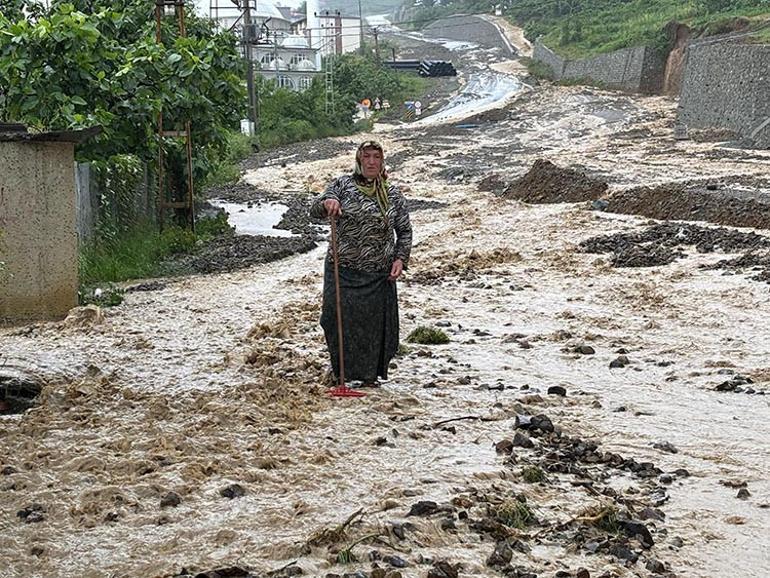 Trabzonda şiddetli yağış: Rögarlar taştı, yollar göle döndü