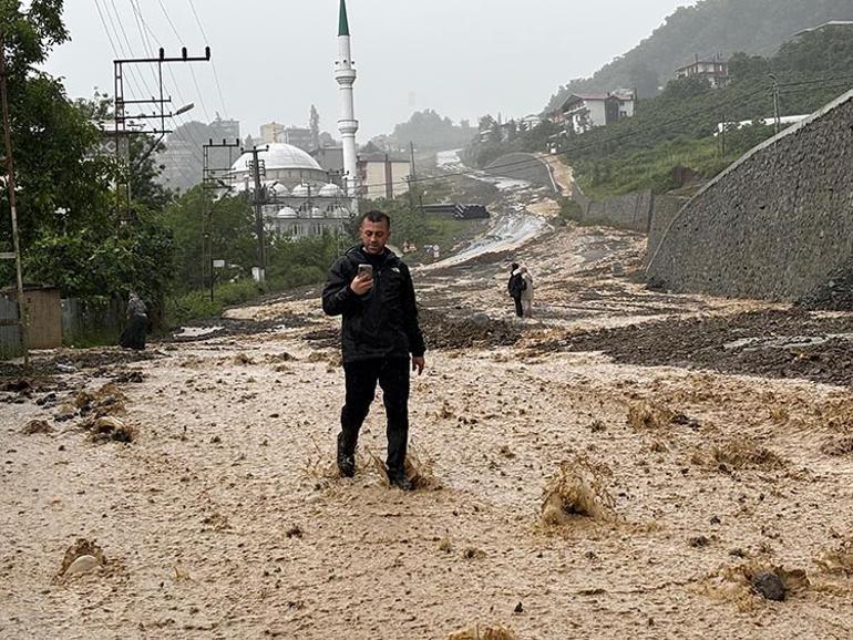 Trabzonda şiddetli yağış: Rögarlar taştı, yollar göle döndü