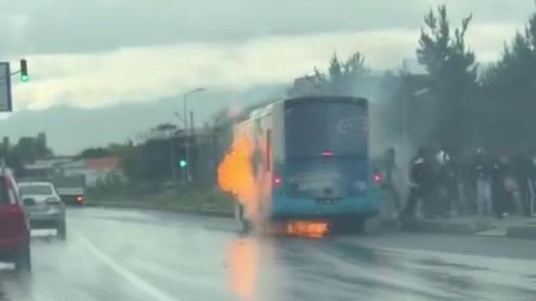Faciadan kıl payı kurtuldular Otobüs bir anda alev aldı, yolcular zor kaçtı