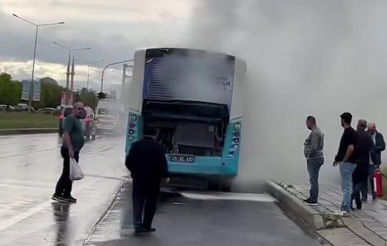 Faciadan kıl payı kurtuldular Otobüs bir anda alev aldı, yolcular zor kaçtı