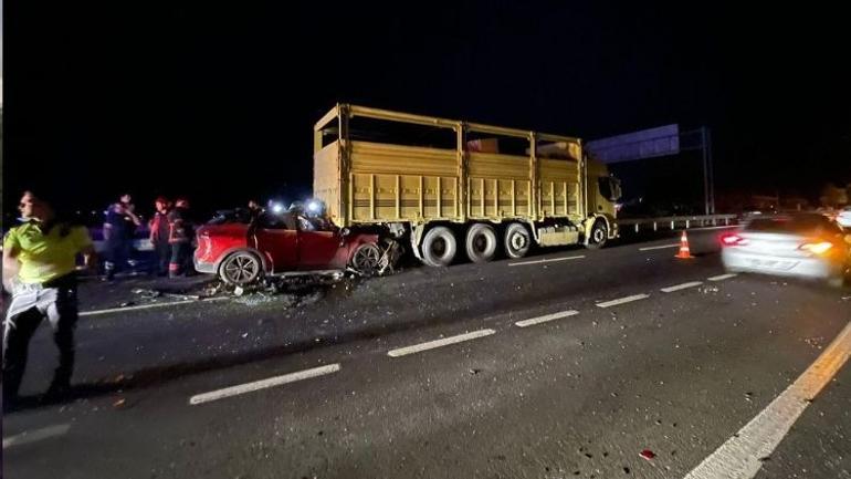 Kamyonun altına giren otomobilin sürücüsü hayatını kaybetti