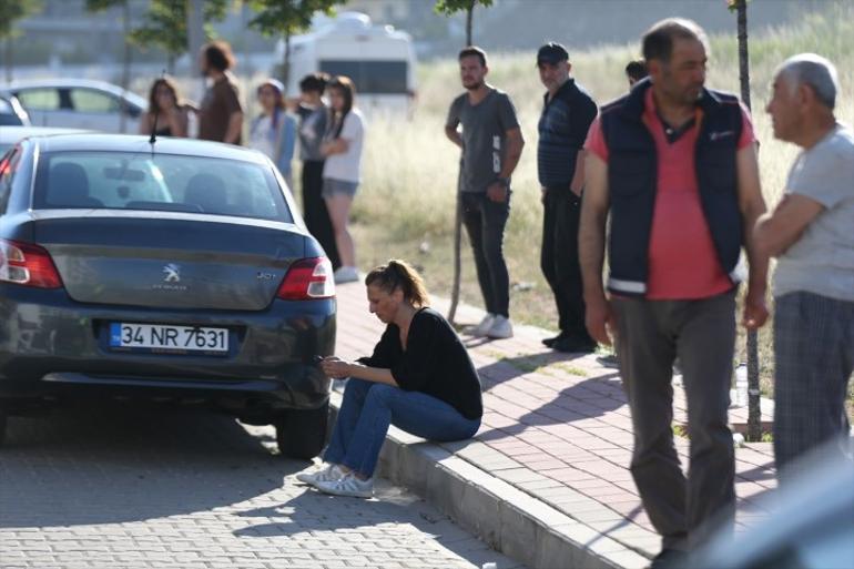  10 kişi hastanelik oldu | Balkon korkuluklarında ve pencerelerde yardım beklediler