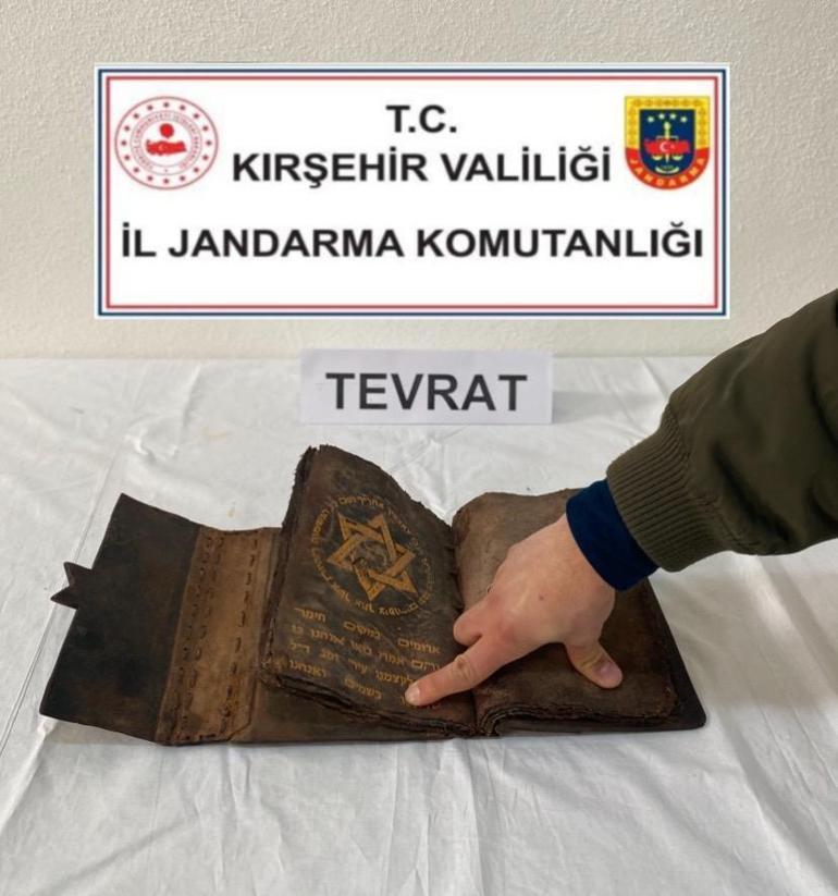 700 yıllık el yazması Tevrat yol kontrolünde ele geçirildi