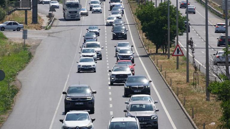 Tatilcilerin dönüş çilesi başladı Trafikte yoğunluk yaşanıyor