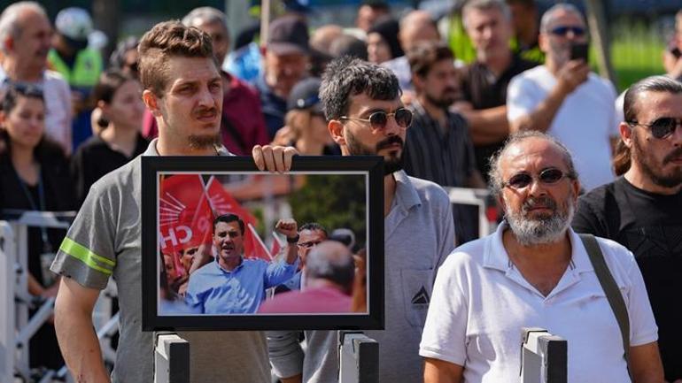 Başkan Ferdi Zeyreke veda... Belediye önünde tören düzenleniyor