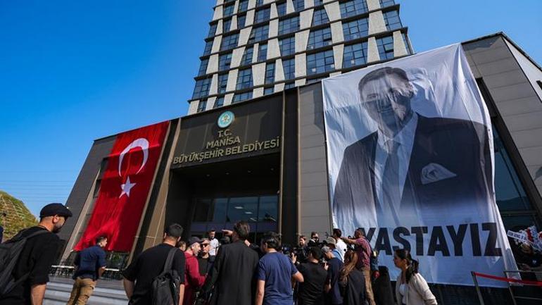Başkan Ferdi Zeyreke veda... Belediye önünde tören düzenleniyor