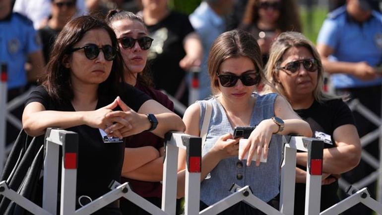 Başkan Ferdi Zeyreke veda... Belediye önünde tören düzenleniyor