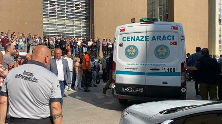 Başkan Ferdi Zeyreke veda... Belediye önünde tören düzenleniyor