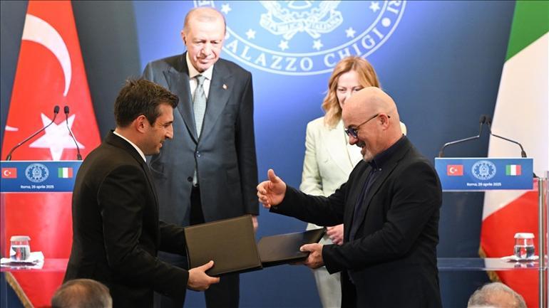 Tarihi anlaşma sonrası Paris’te gövde gösterisi Selçuk Bayraktar paylaştı