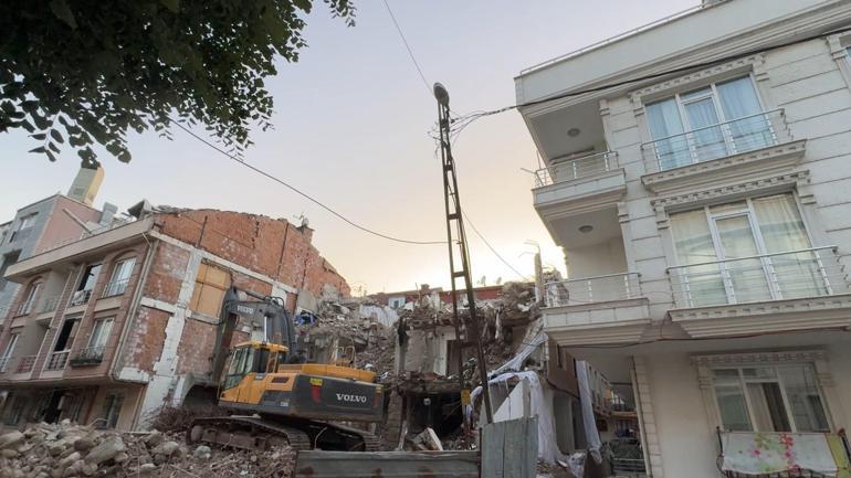 Avcılarda kısmen çöken binanın yıkımına devam edilirken elektrik ve internet kabloları koptu