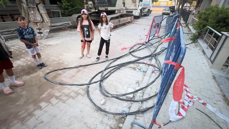 Avcılarda kısmen çöken binanın yıkımına devam edilirken elektrik ve internet kabloları koptu