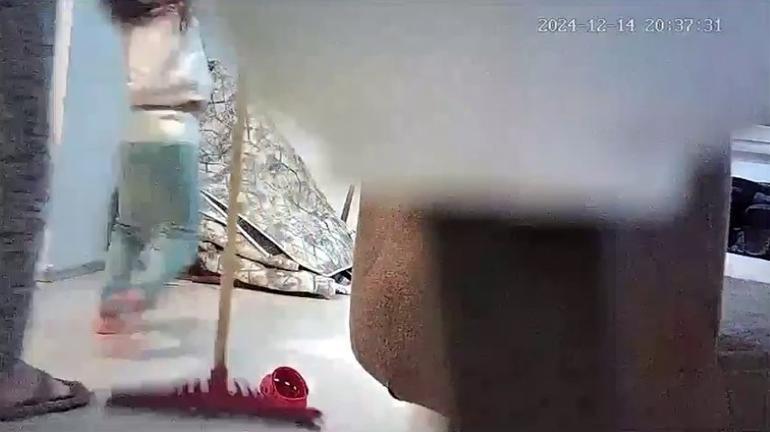 Küçük kızının sözüyle şüphelenip eve kamera yerleştirmişti... Eşinin yaptıklarını gören baba gözlerine inanamadı Çocuğu dövmekten zevk aldığını anlatmış