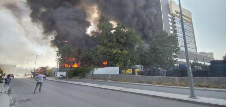 Fabrikada çıkan yangın özel hastaneye sıçradı
