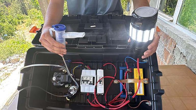 Elektriği olmayan evde yaşayan iki kardeş anneleri için öyle bir şey yaptı ki... Evlatlarımla gurur duyuyorum