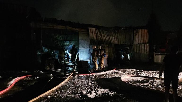Incendie dans un atelier de réparation automobile à Bahçelievler De nombreux véhicules ont été rendus inutilisables