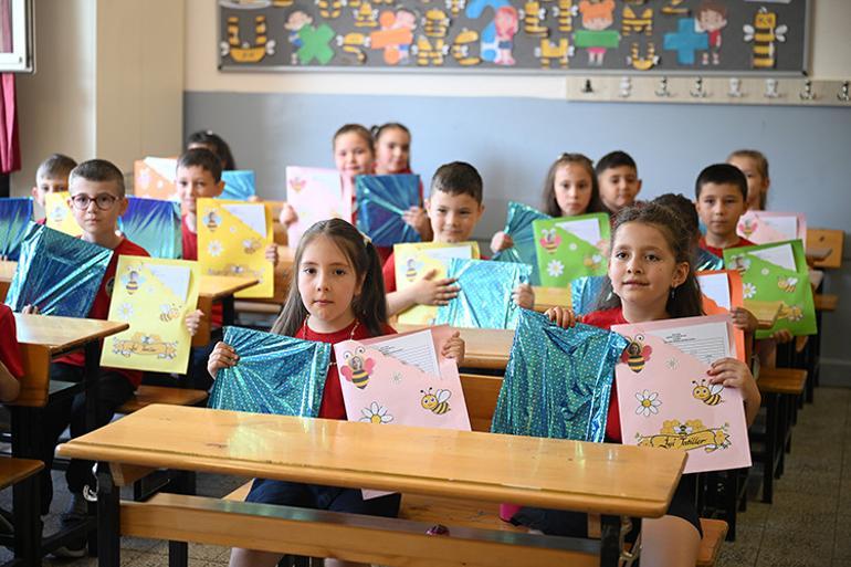 20 milyonu aşkın öğrenci için karne zili çaldı Okullarda karne heyecanı