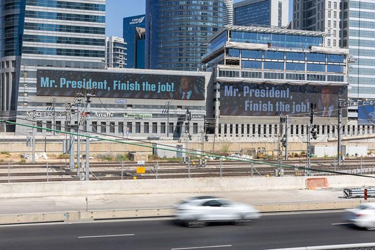 Dünya İsraildeki bu mesajı konuşmuştu O pano değişti: İşi bitirdi Teşekkürler oldu