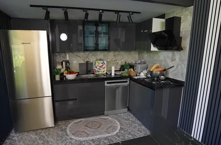 İstanbul ayaklarının altında... Ünlü popçu eşi ile bu evde yaşıyor