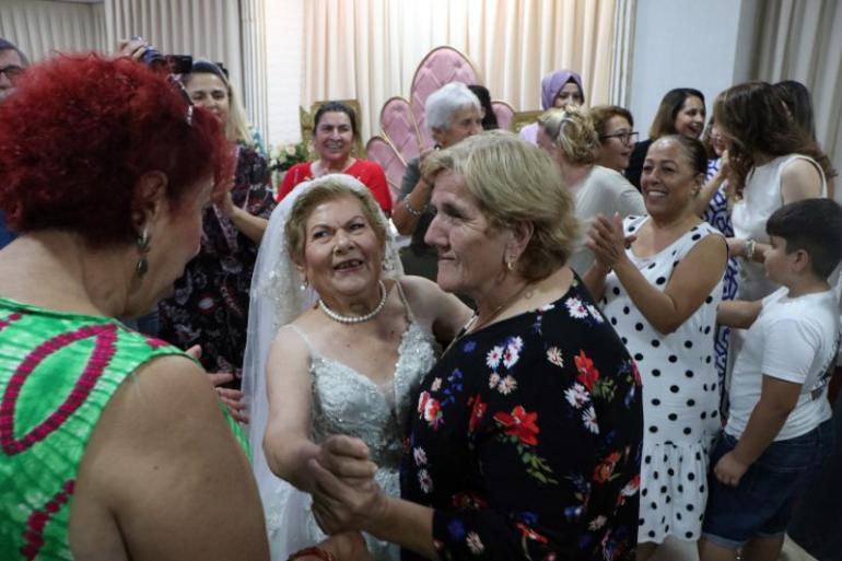 Sevdiği adama açılamayınca hiç evlenmemişti | Damatsız düğün yapan Sümbül Teyzenin cansız bedeni bulundu